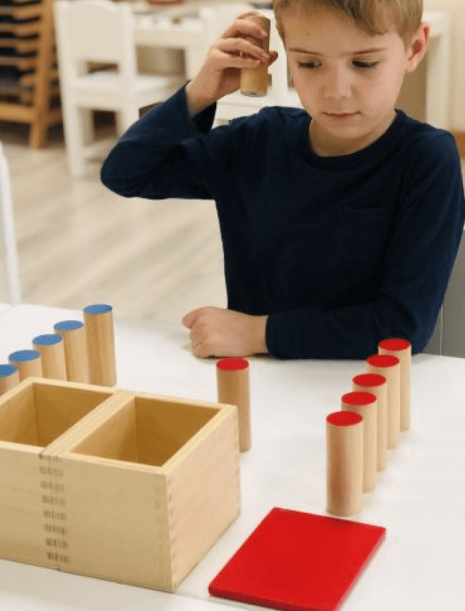 Lo que distingue a un centro Montessori de otro tradicional no estriba en QUÉ se aprende, sino en CÓMO se aprende.